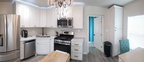 Refrigerador, microondas, horno y parrilla de estufa