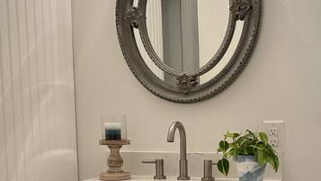 Douche, sèche-cheveux, serviettes fournies