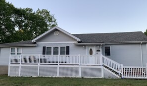 Exterior - Great South Haven home available all year!  Contact us for monthly rates. (South Haven)