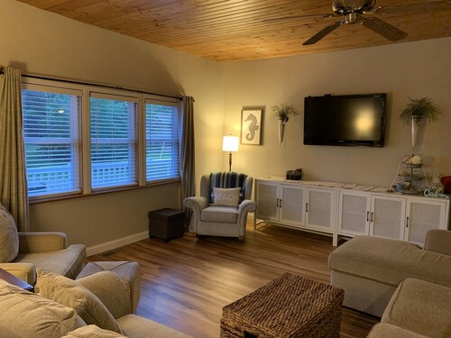 Great South Haven home available all year!  Contact us for monthly rates.
