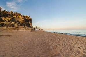Beach - Inviting 2-Bed Apartment in Armação de Pêra (Armação de Pêra)