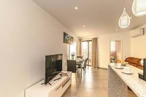 TV - Inviting 2-Bed Apartment in Armação de Pêra (Armação de Pêra)