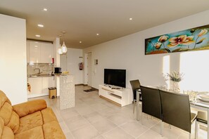 TV - Inviting 2-Bed Apartment in Armação de Pêra (Armação de Pêra)