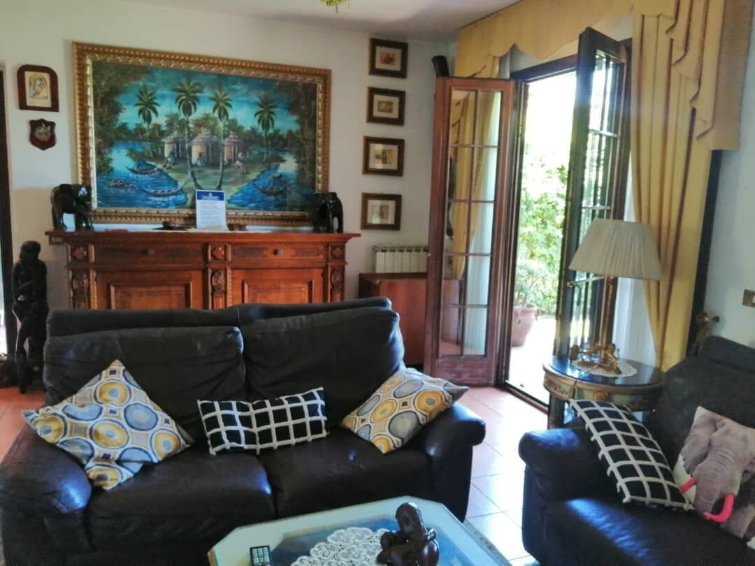 Télévision, cheminée, chaîne hi-fi