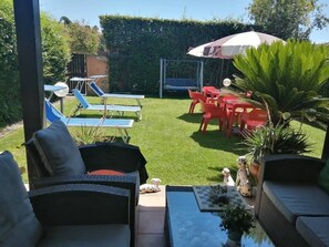 Outdoor dining - Villa Sleeps 6 with Garden and Gym (Roma)