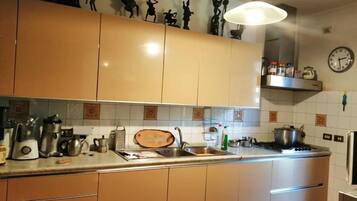 KĂŒhlschrank, Mikrowelle, Ofen, Herdplatte