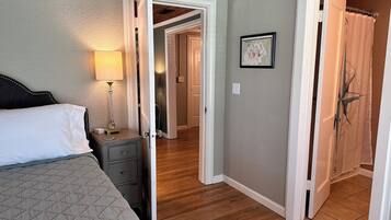 2 bedrooms, iron/ironing board, free WiFi, bed sheets