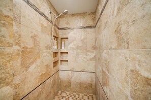 Badewanne, Haartrockner, Handtücher, Seife