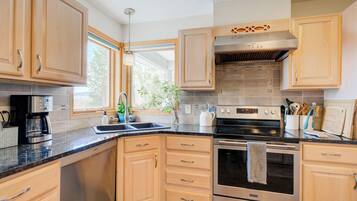 Køleskab, mikrobølgeovn, ovn, kogeplade