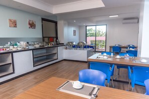 Free daily buffet breakfast - Pauraque Soho Hotel (Dar es Salaam)