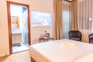 Ropa de cama de alta calidad y caja de seguridad en la habitación