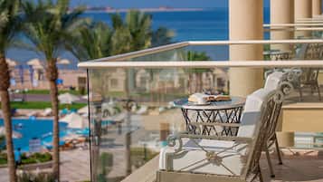 Jacuzzi Deluxe Junior Suite with VIP Package | Premium bedding, free minibar, individually decorated