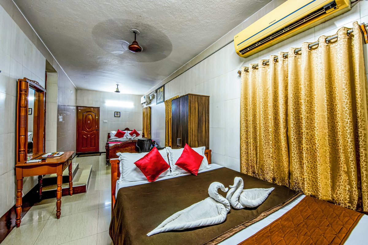 Deluxe Quadruple Room | Desk, WiFi (free), bed sheets