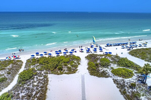 Siesta Sands private beach on Siesta Key. Blue umbrellas for rent. It's here for you! - Siesta Resort | Private Beach | Gulf Views | Pool (Sarasota)