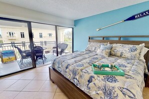 The King bedroom has full access to the lanai with ocean views. Close the accordian style blind for a great nights sleep! - Siesta Resort | Private Beach | Gulf Views | Pool (Sarasota)
