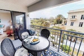 Outdoor dining - Private Beach, Gulf View from Balcony, Heated Pools, $185 Free Activities Daily, Outdoor Workout (Sarasota)