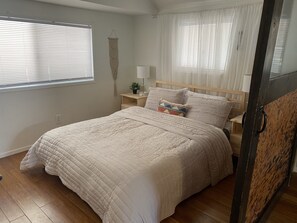 4 bedrooms, iron/ironing board, WiFi, bed sheets