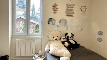 1 chambre, bureau, lit parapluie, draps fournis