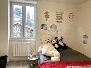 1 chambre, bureau, lit parapluie, draps fournis
