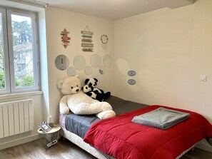 1 Schlafzimmer, Schreibtisch, Reisekinderbett, Bettwäsche