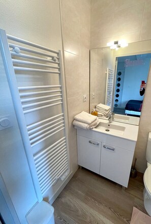 Dusche, Haartrockner, Handtücher, Seife