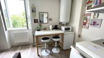 Een koelkast, een microgolfoven, een kookplaat