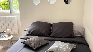 1 chambre, bureau, lit parapluie, draps fournis