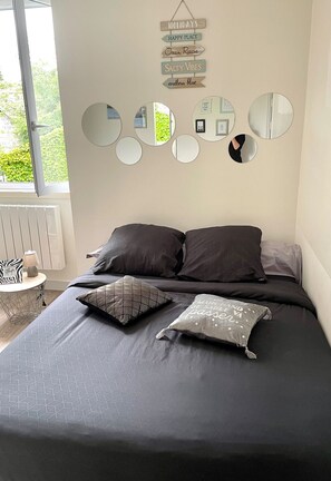 1 غرفة نوم ومكتب وسرير سفر وملاءات أسرّة