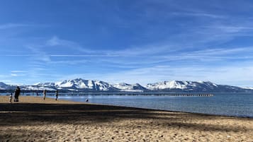 Beach nearby, sun loungers, beach towels