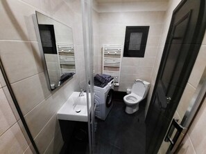 Een douche, een haardroger, handdoeken, zeep