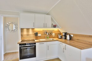 Køleskab, ovn, opvaskemaskine, kaffe-/temaskine