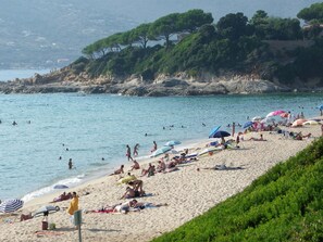 A crowded beach with people sunbathing and swimming. - LES BALCONS DE LA CHIUSA: House for 6 people, 3 bedrooms in VICO, 13 km from the beach (VICO)