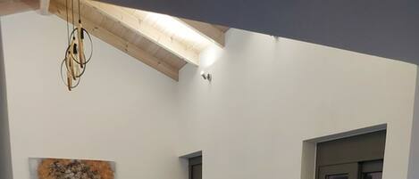 TV, peis, bordtennis og kontorer