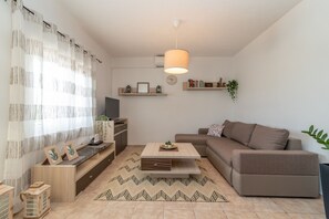 21-inch flat-screen TV with satellite channels, TV, video-game console - Vacation House Miramar (Seget)