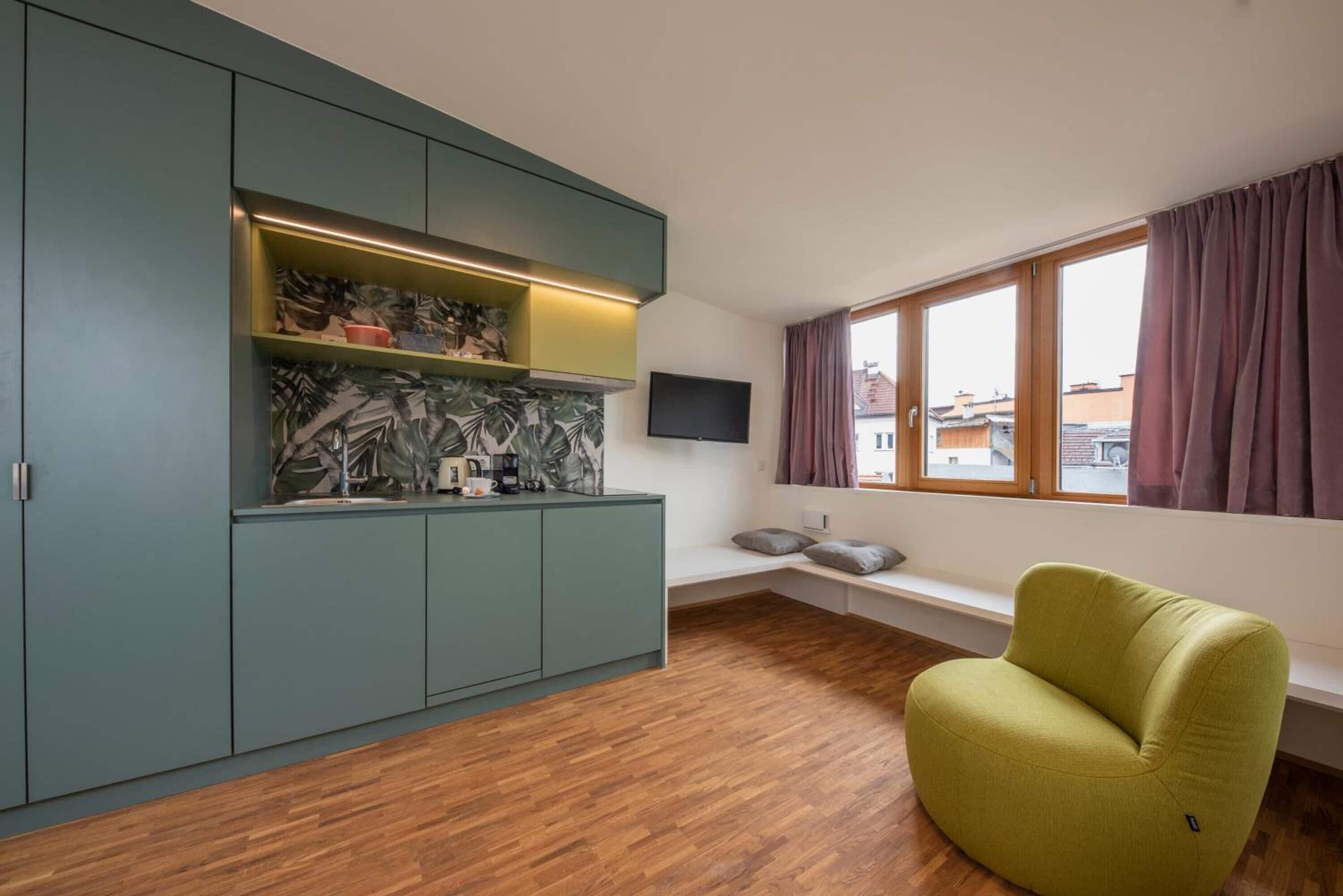 Een 32-inch lcd-televisie met satellietzenders en een televisie