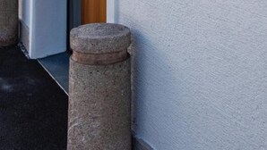 A wooden door with a sign above it that reads "pradl elf MY APARTMENT". - pradl elf my - apartment (Innsbruck)