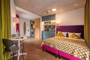 Minibar, coffres-forts dans les chambres, décoration personnalisée