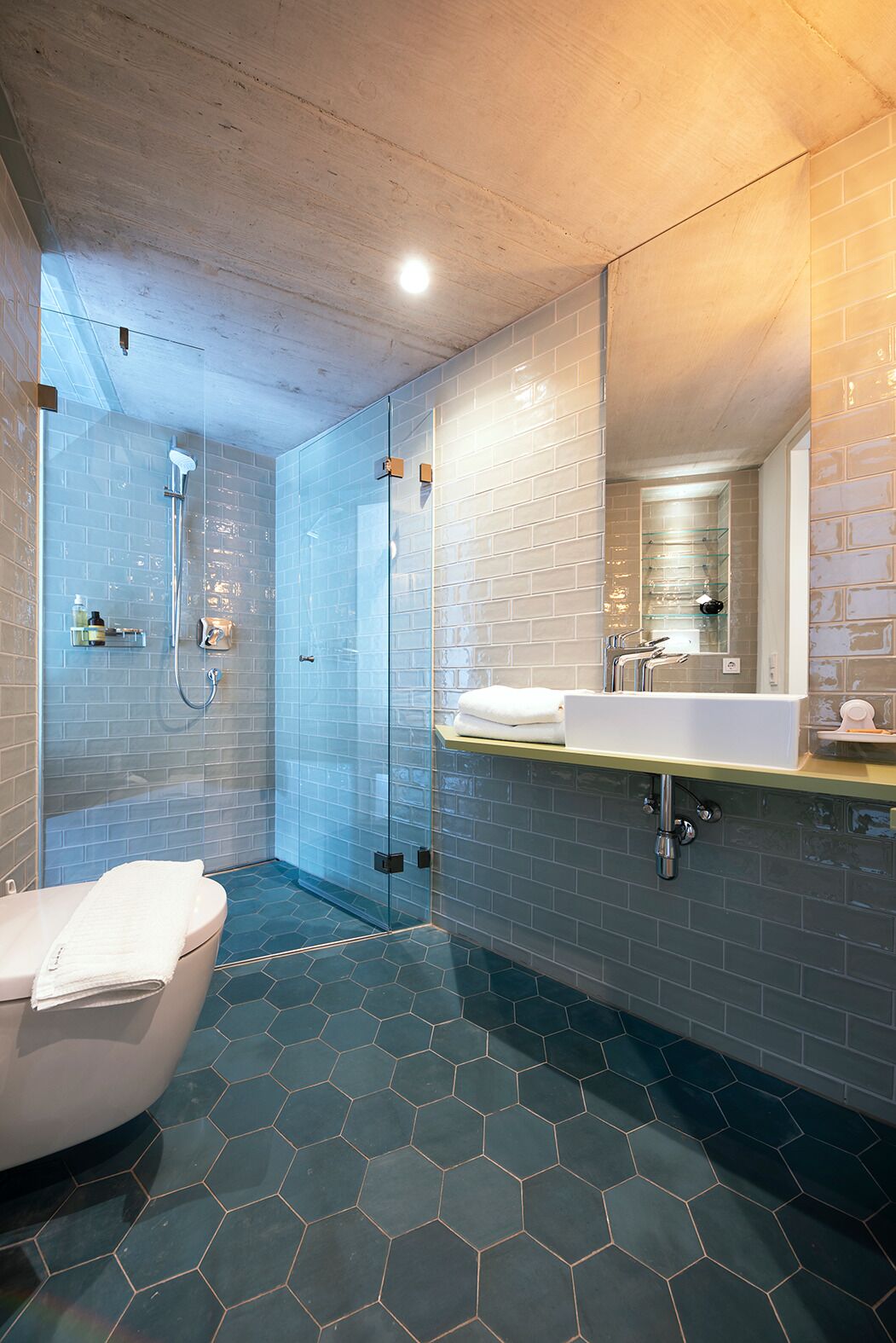 Apartment Climb Up | Badezimmer | Dusche, umweltfreundliche Kosmetikartikel, Handtücher