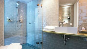Apartment Climb Up | Badezimmer | Dusche, umweltfreundliche Kosmetikartikel, Handtücher