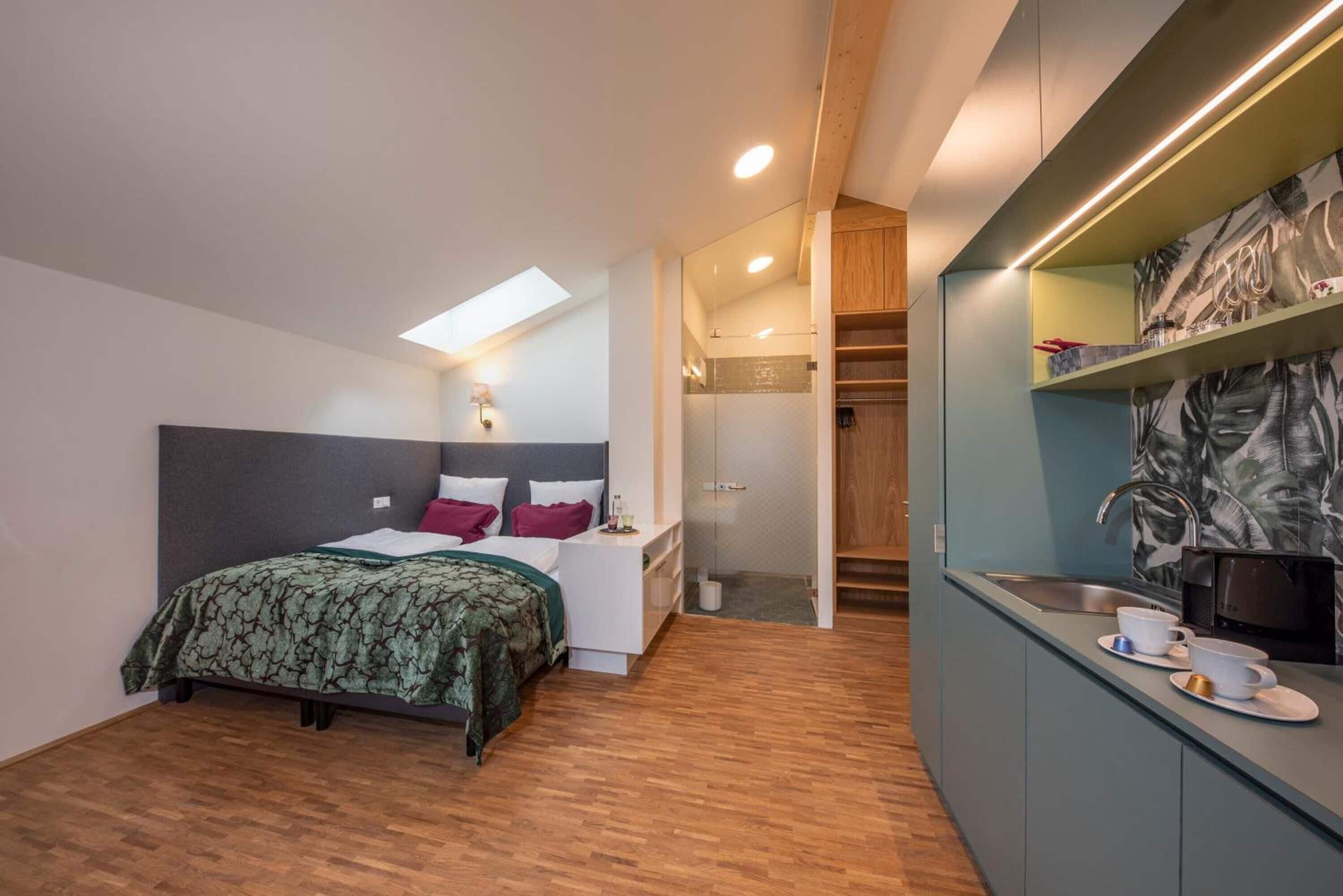 Une chambre à coucher moderne avec un lit, une table de chevet et une armoire intégrée.