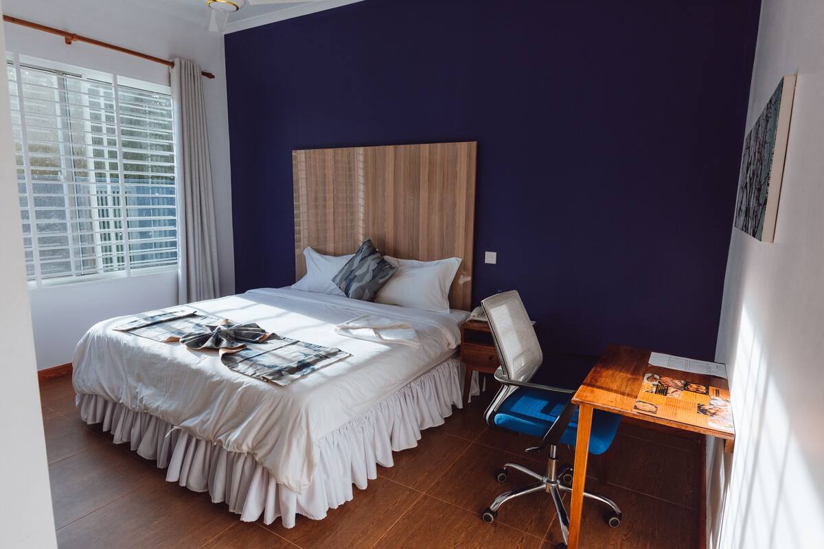 Deluxe Room | 1 bedroom, in-room safe, soundproofing, iron/ironing board