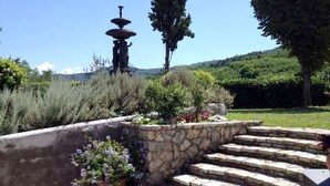 A stone staircase leading up to a garden area with a fountain and potted plants. - Welcome to Lush Tuscany and Beautiful Villa Adriano (Borgo a Mozzano)