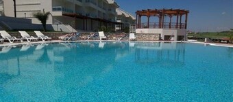 Stunning Private 2 bed Home in Great Location and Gated Community