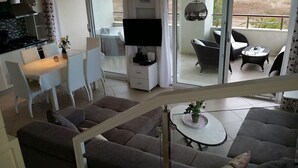 House, 2 Bedrooms, Accessible, Balcony | Dining