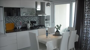 House, 2 Bedrooms, Accessible, Balcony | Dining