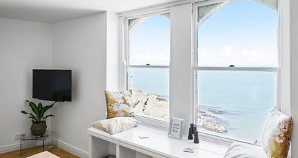 Stylish Flat with Stunning Sea Views, Ilfracombe