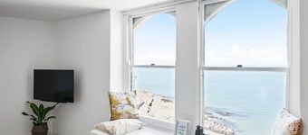 Stylish Flat with Stunning Sea Views, Ilfracombe