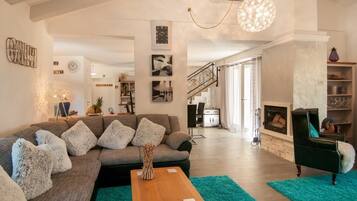 Villa, 4 chambres, fumeurs, piscine privée | Salle de séjour | Télévision