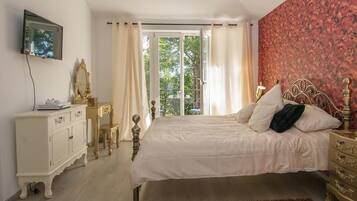 4 bedrooms, iron/ironing board, bed sheets