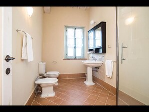 Bañera con ducha, toallas